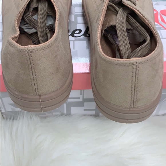 New in box sneakers - Picture 5 of 7